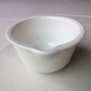 Thick White Milk Glass Mixing Nesting Bowl Pour Spout Baking Batter Round Retro
